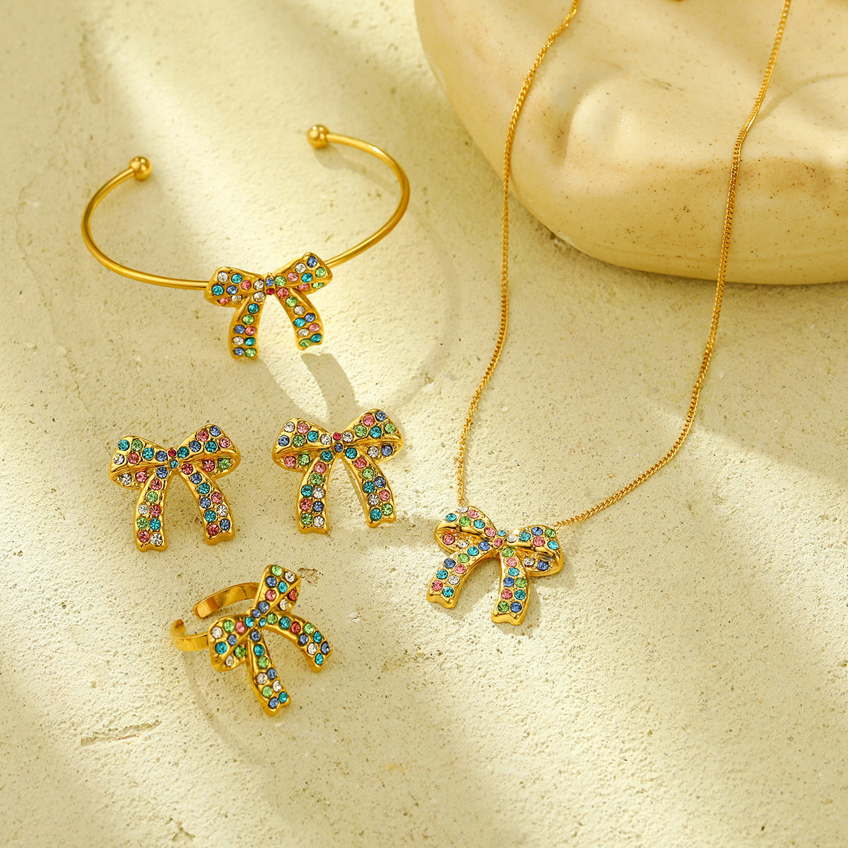 Conjunto de pendientes y collar de acero titanio con lazo de moda para mujer, con acabado chapado y diseño minimalista elegante