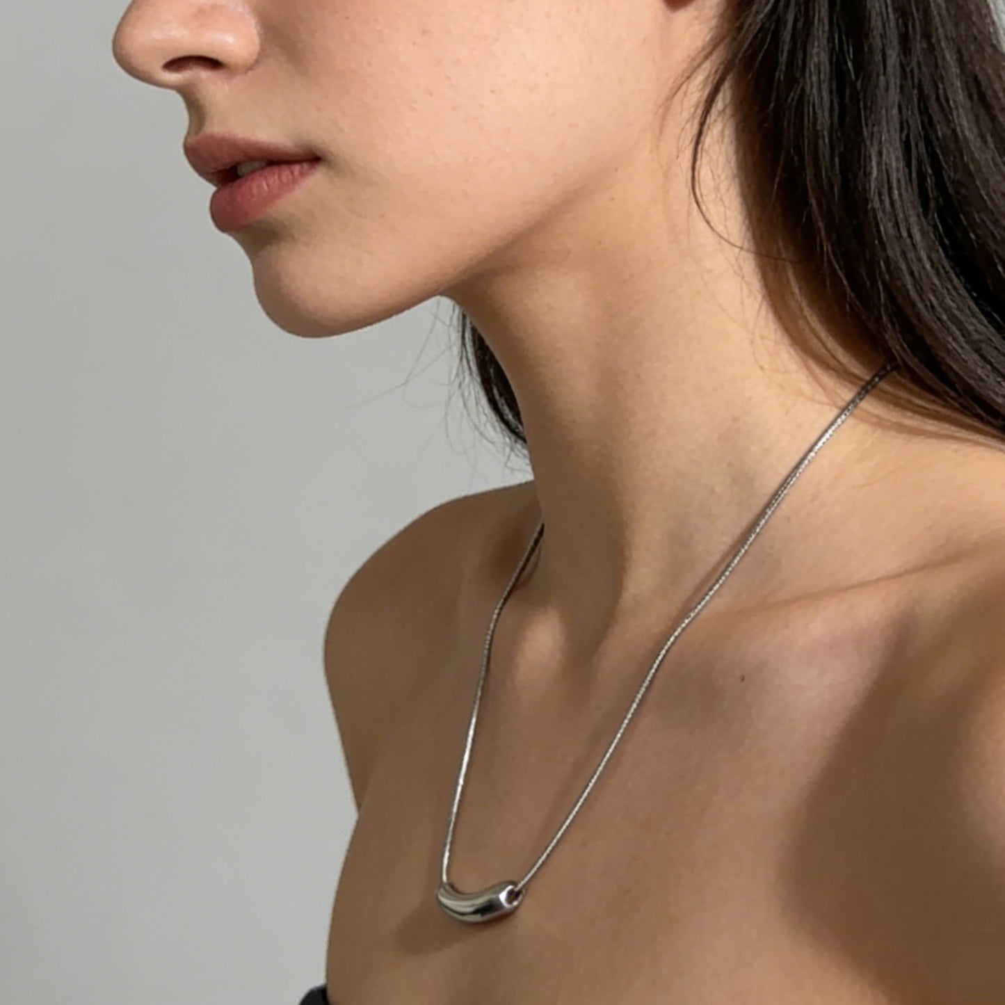 Collana con Ciondolo a Melanzana Minimalista Elegante Geometrico in Acciaio Inossidabile Placcato Oro con Catenina per Donna