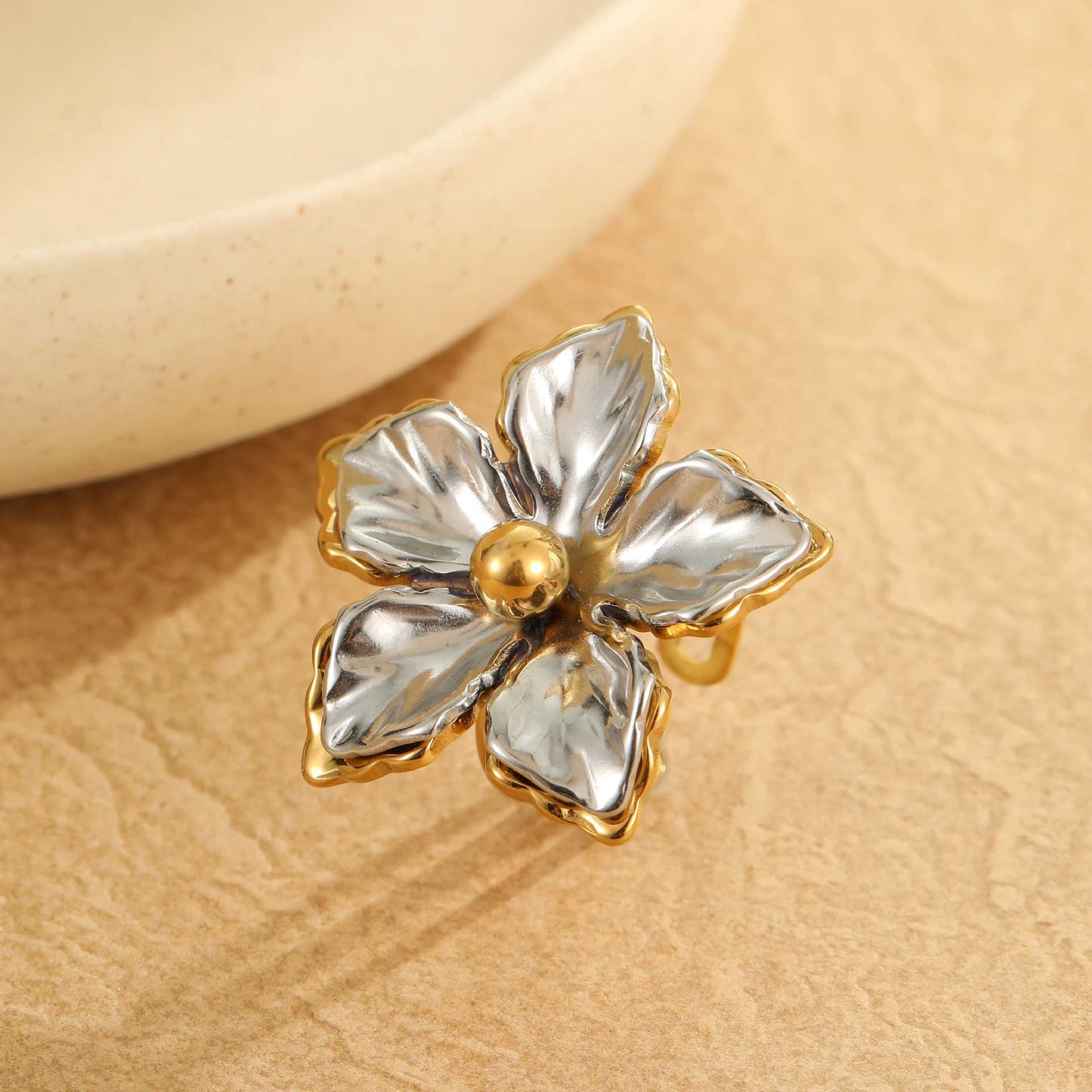 Anillo de lujo de acero inoxidable con diseño floral geométrico y baño de oro de 18 quilates para mujer