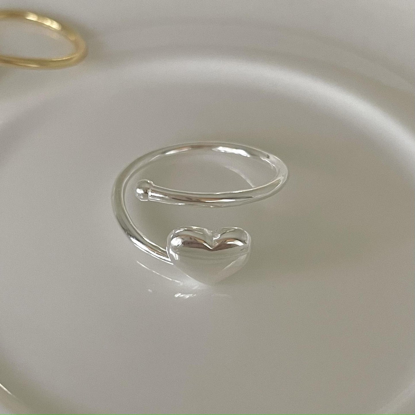 Minimalist Heart-Shaped 925 Sterling Silver Ring for Women with Clean Line Design and Geometric Edge Detail