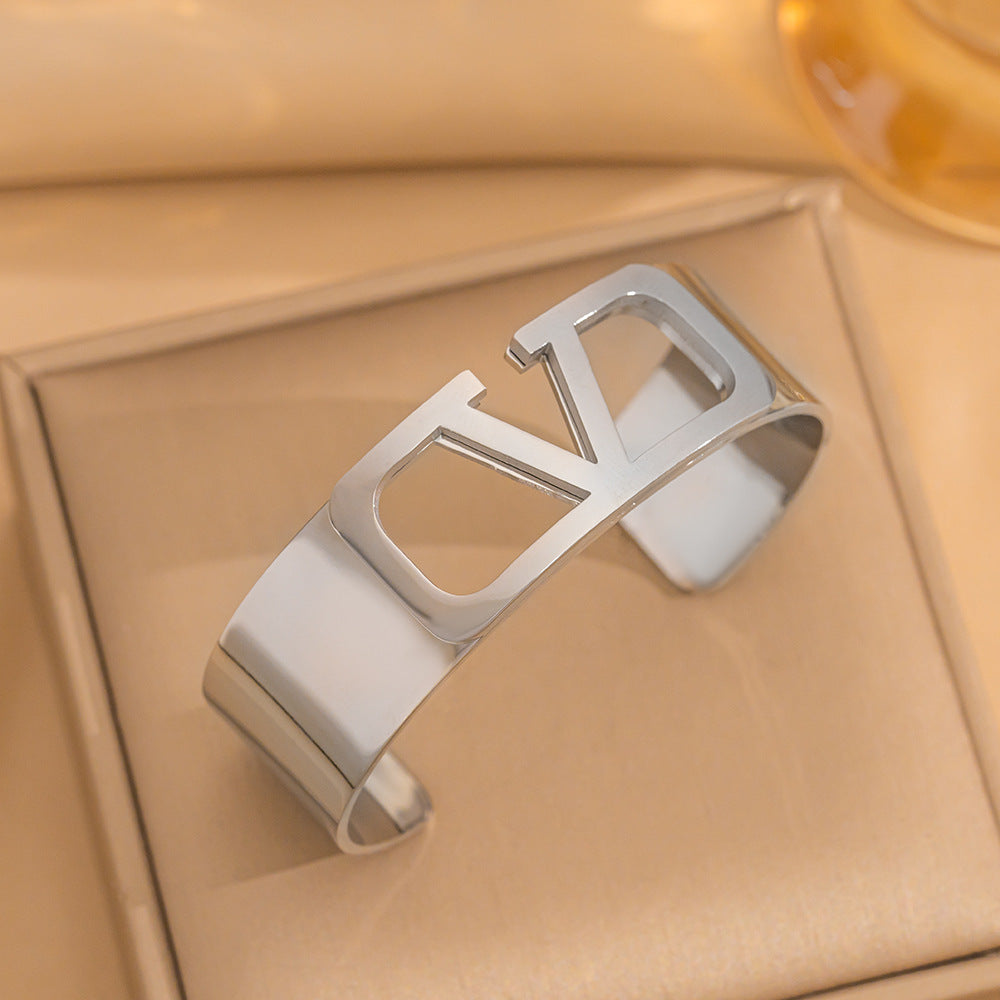 Bracciale regolabile minimalista a forma di C in acciaio al titanio con finitura galvanizzata per pelli sensibili