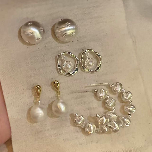 Orecchini a perno geometrici minimalisti in metallo con intarsio in strass e finitura spazzolata da donna