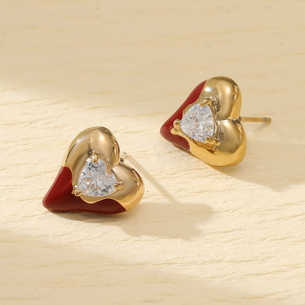 Orecchini minimalisti in acciaio al titanio a forma di cuore con intarsio di strass e placcatura in oro 18 carati da donna