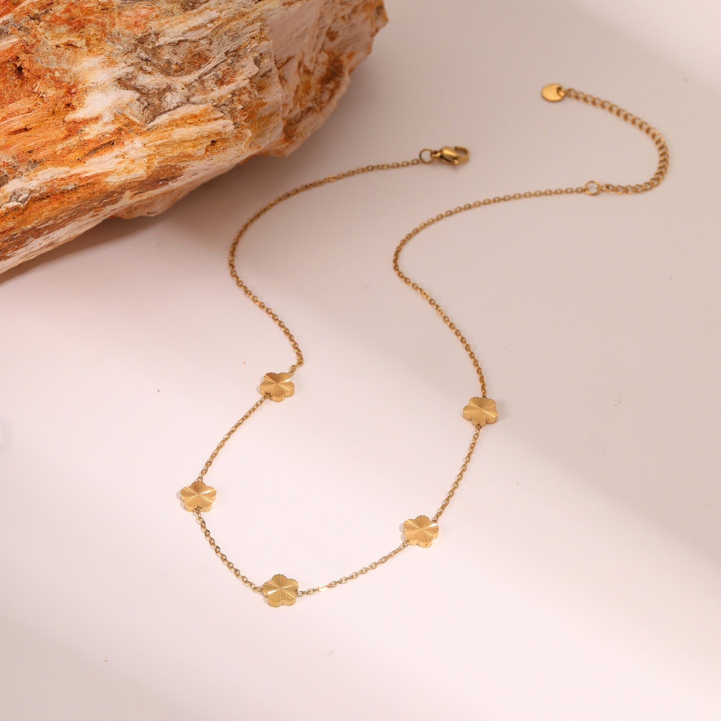 Elegante collar minimalista de acero inoxidable con flor de cinco pétalos y chapado en oro para mujer
