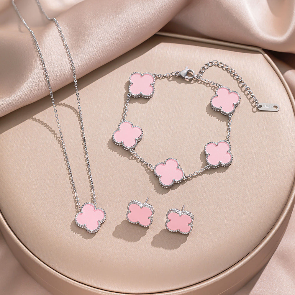 Set di collana, bracciale e orecchini in acciaio al titanio di lusso a forma di trifoglio con finitura placcata, catena a O, catena per clavicola e design ipoallergenico