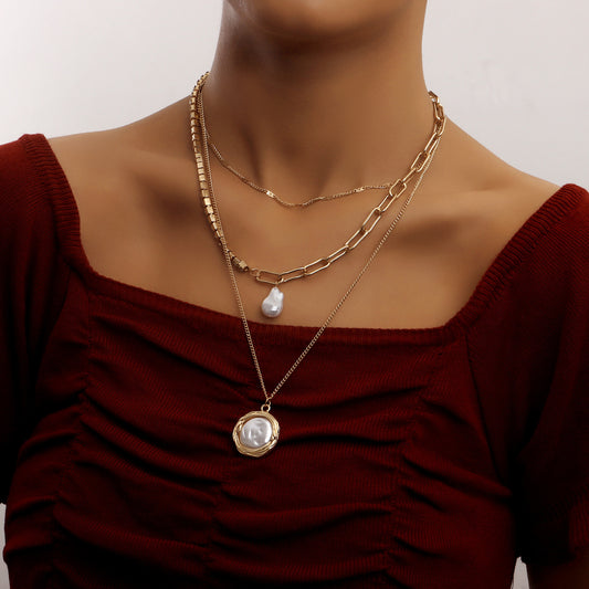 Collana a pendente geometrico da donna con pendente in lega e dettagli in strass, catena a clavicola multistrato elettroplaccata in stile naturale e minimalista