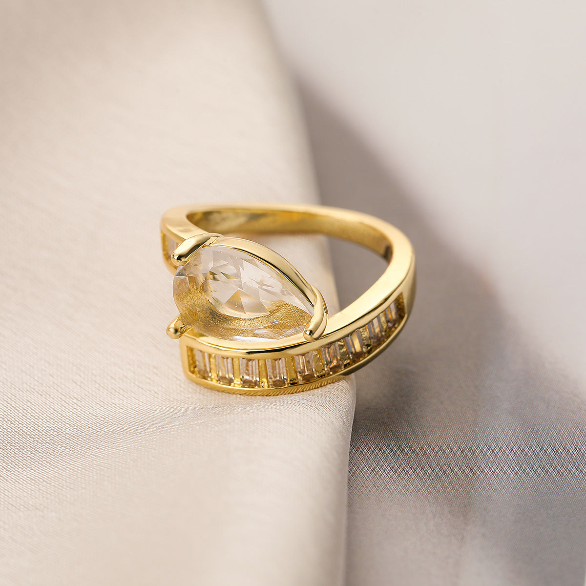 Minimalist Irregular Geometric Copper Ring with 18K Gold Plating and Zircon Inlay for Women