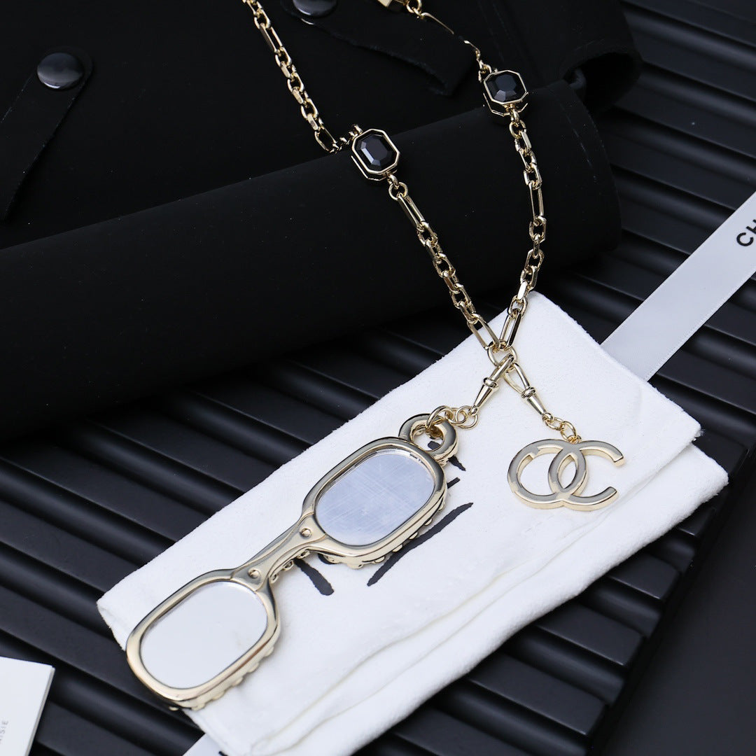 Collana con ciondolo a forma di lettera in ottone placcato oro di lusso con cristalli per donna