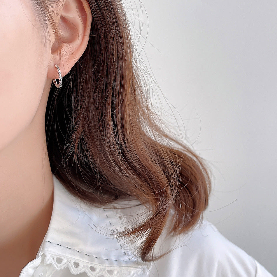 Pendientes de Plata Trenzados Minimalistas en Plata de Ley 925 para Mujer con Estética Natural y Fresca