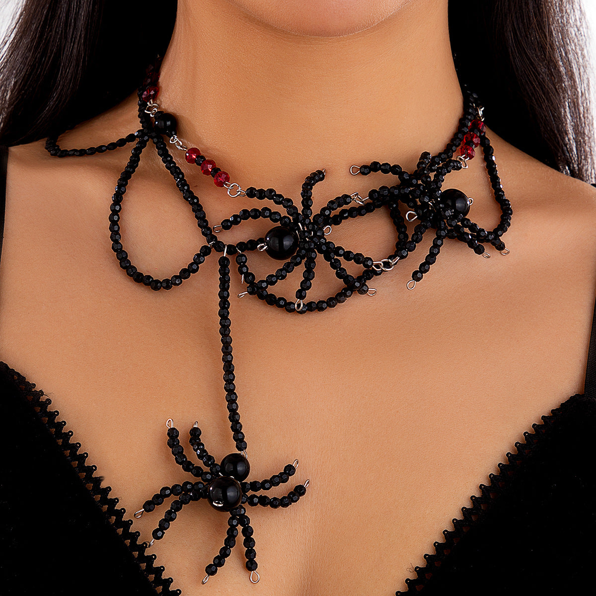 Collar gótico oscuro de araña para Halloween con colgante para mujer con incrustaciones de cristal y acabado chapado en cadena hecha a mano