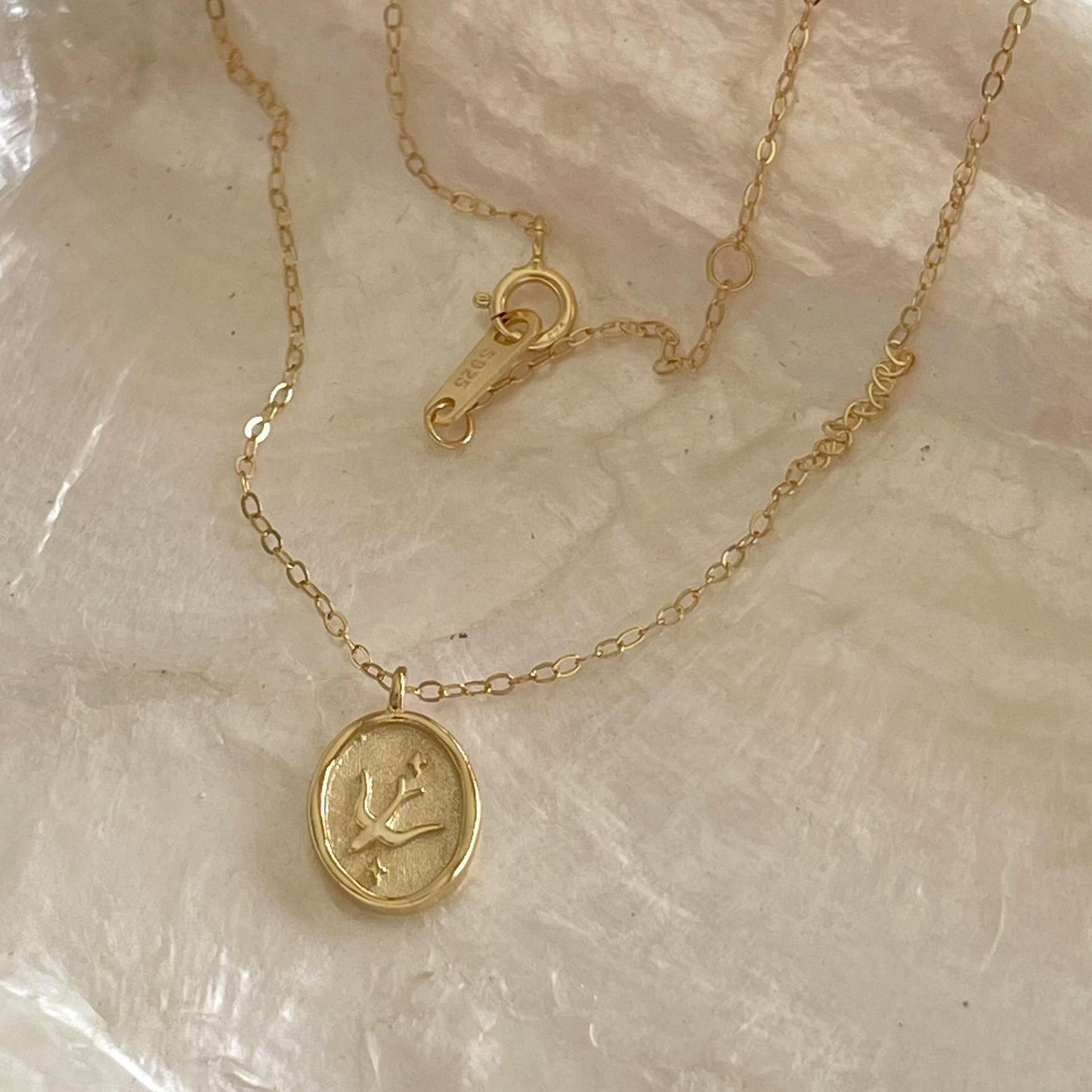 Collar con colgante minimalista de golondrina en plata de ley 925 con acabado chapado en cadena cruzada