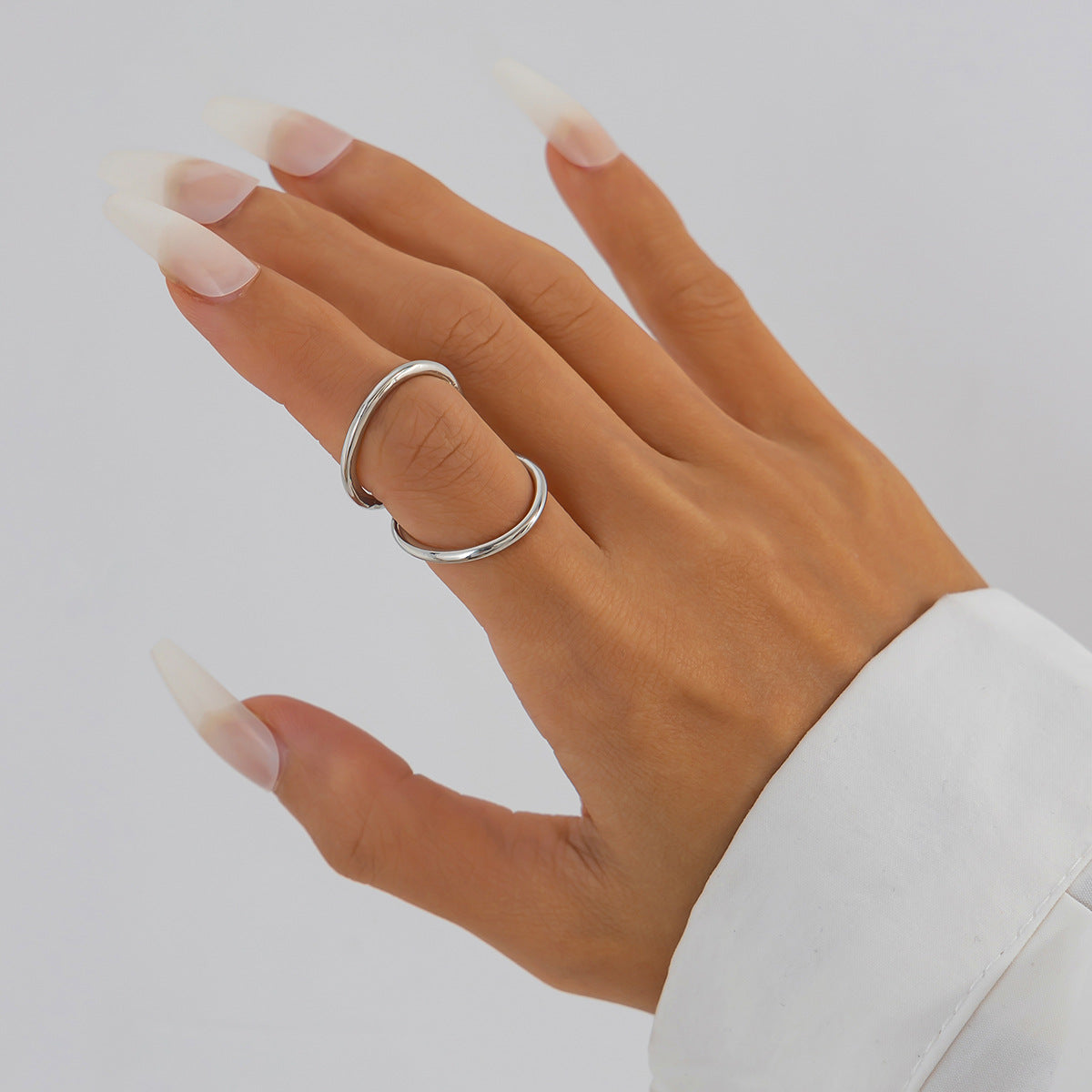 Pulsera de aleación geométrica audaz con acabado pulido y diseño trenzado para mujer