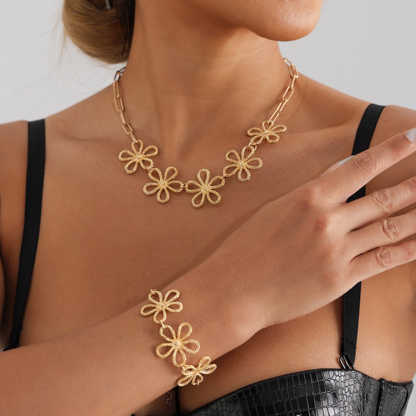 Collar de aleación floral vintage con filigrana para mujer con acabado chapado y estilo de cadena a la clavícula