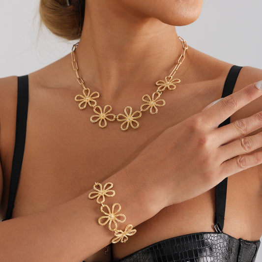 Collar de aleación floral vintage con filigrana para mujer con acabado chapado y estilo de cadena a la clavícula