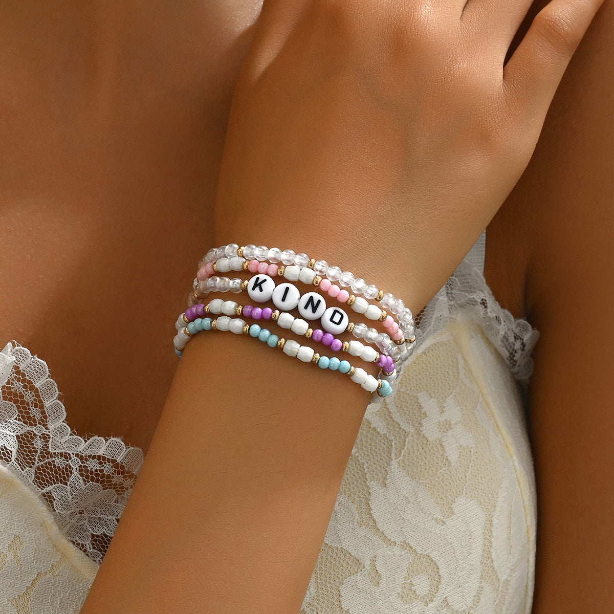 Bracciale da donna minimalista OL con perline e ciondolo a forma di lettera, con perline colorate Miyu dalla forma geometrica