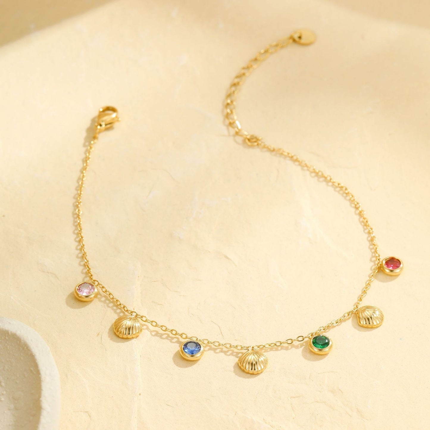 Tobillera multicapa dulce y atrevida con diamantes de imitación coloridos y detalles de perlas sobre cadena fina de acero inoxidable con diseño geométrico