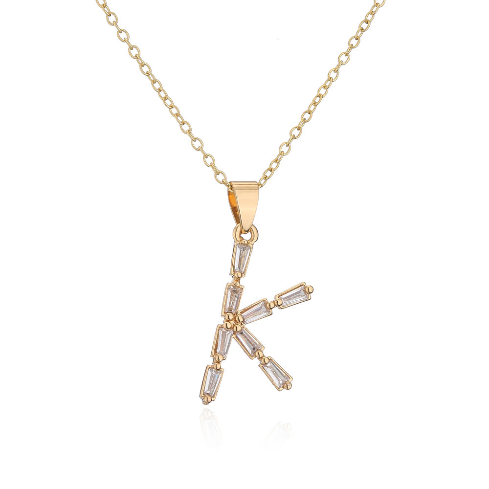 Collana da donna con ciondolo a lettera minimalista in ottone, placcata in oro 18K con intarsio di zirconi