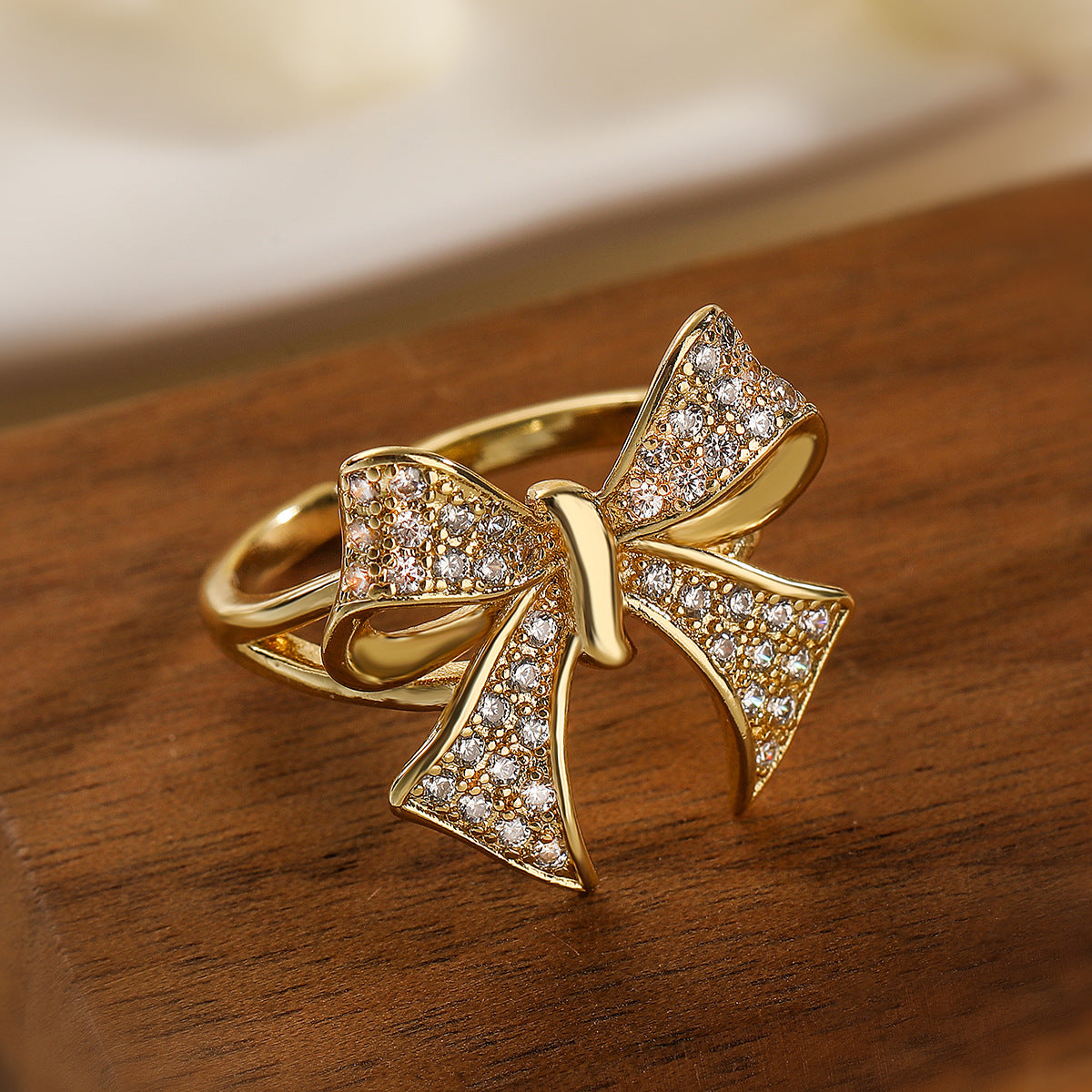 Anello da donna minimalista a forma di fiocco in rame placcato oro 18 carati con intarsio di zirconi