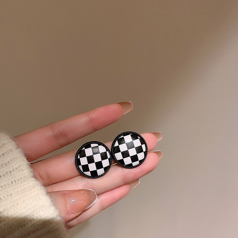 Orecchini geometrici a rombo di lusso con finitura smaltata e dettagli in perle da donna