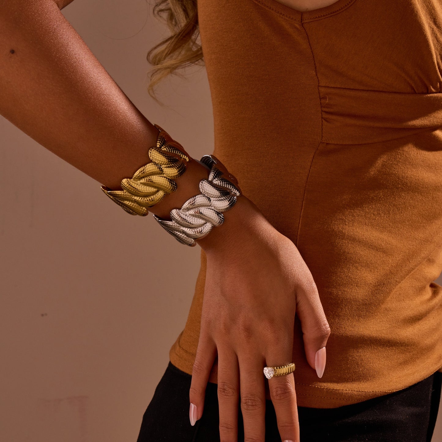 Bracciale alla moda con motivo geometrico in acciaio al titanio placcato oro 18K da donna, gioiello a bracciale aperto regolabile