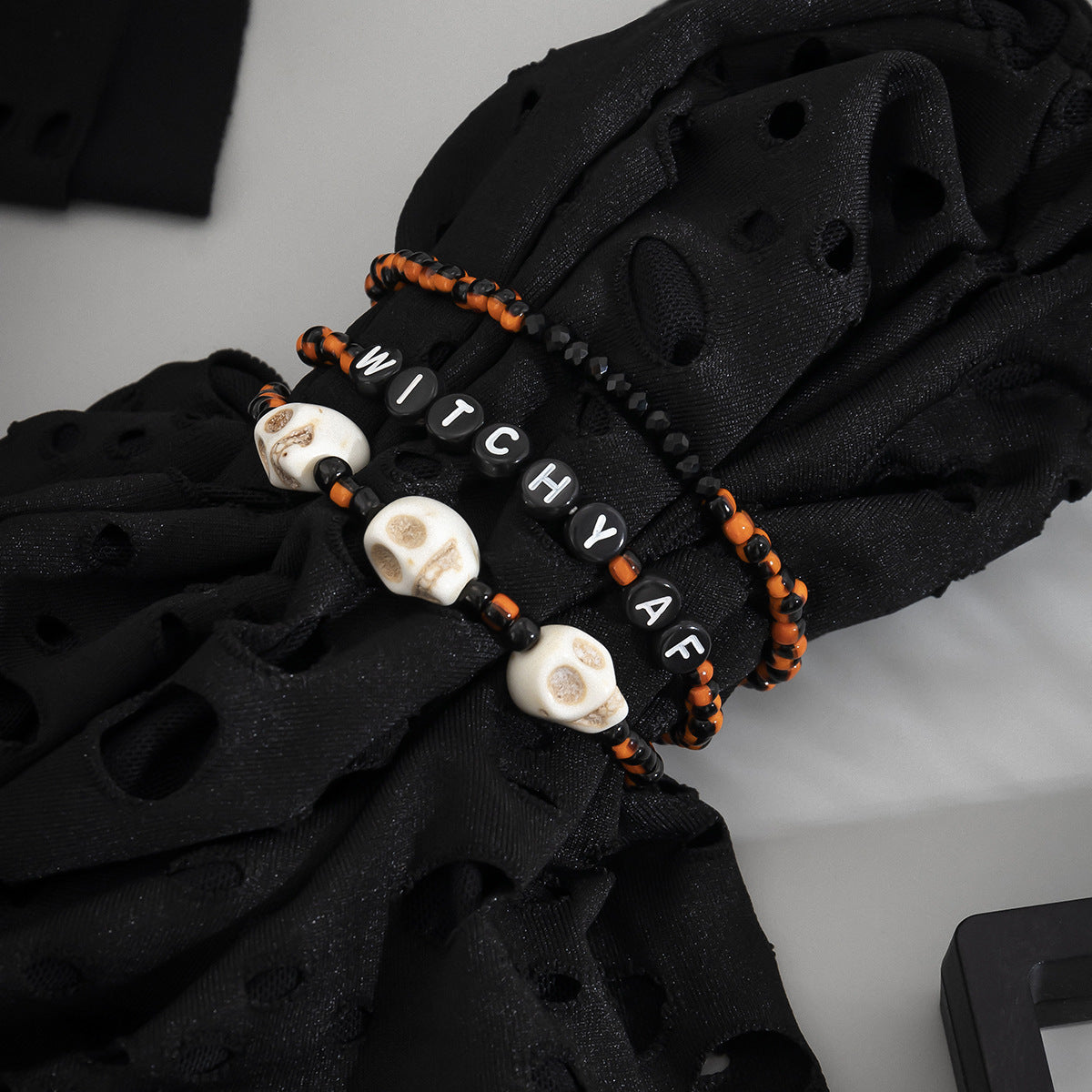 Bracciale elasticizzato con teschio in stile punk e perline con lettere per donna con componenti in resina e design geometrico