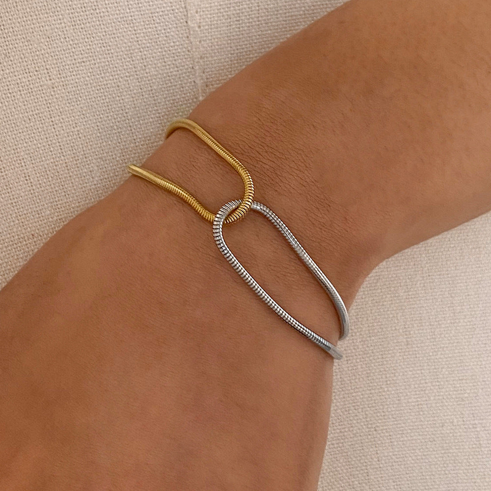 Pulsera geométrica de acero inoxidable chapado para mujer con estilo moderno minimalista y diseño de líneas limpias