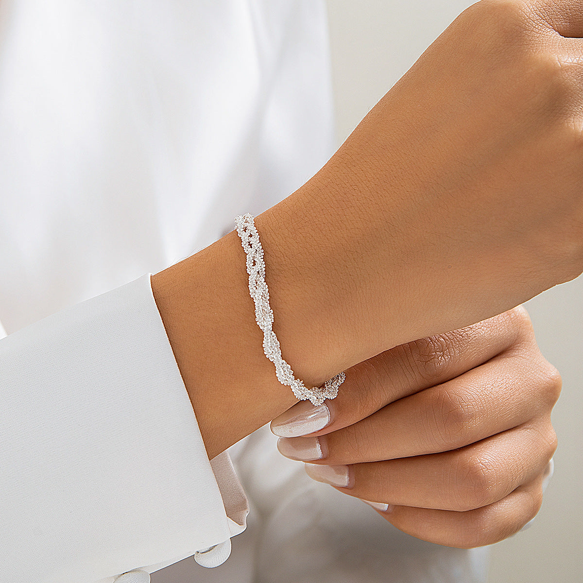 Collana a più strati geometrica minimalista da donna con base in rame e finitura galvanizzata