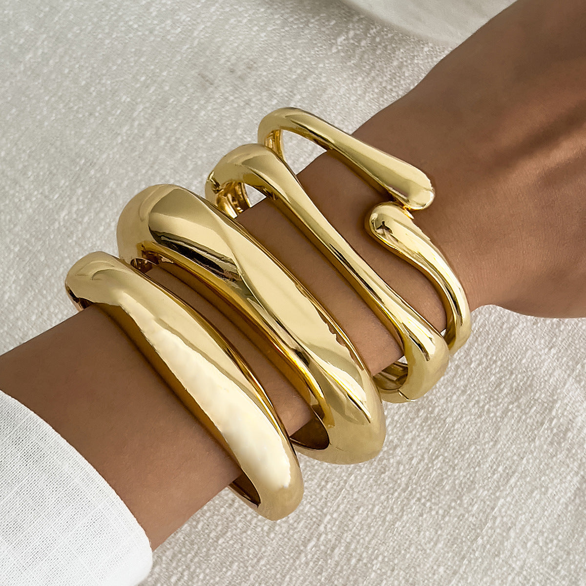 Pulsera Abierta Minimalista para Mujer con Construcción de Aleación Pulida y Cierre de Resorte