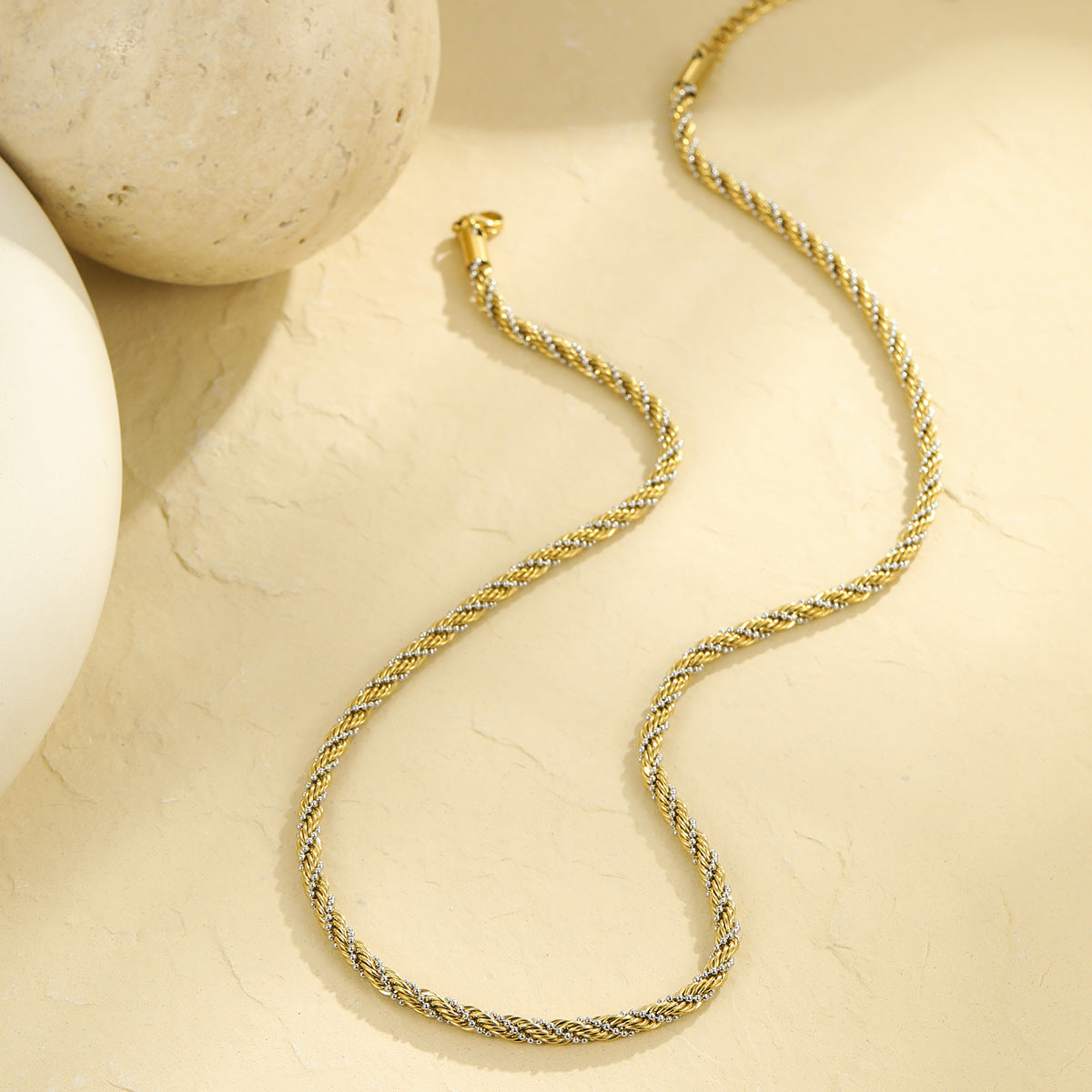 Set collana e bracciale da donna con geometria in acciaio inossidabile placcato oro 18 carati a fune intrecciata retrò alla moda