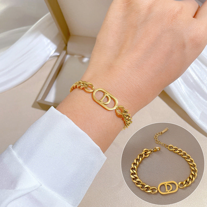 Pulsera minimalista de acero de titanio con letra D para mujer, con baño de oro y textura ondulada