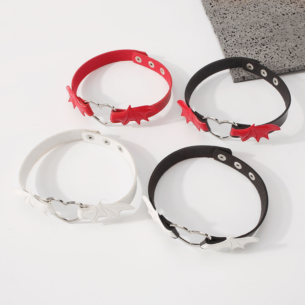 Collana girocollo con pendente a cuore e ali stile Gothic Punk da donna, in lega con rivestimento in PU