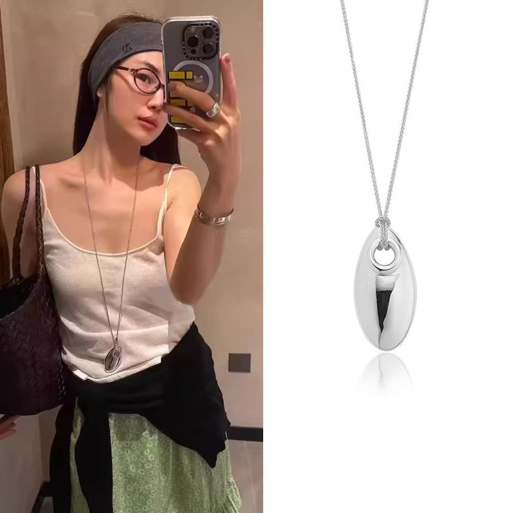 Collana con Pendente Geometrico Minimalista da Donna in Lega con Finitura Elettroplaccata — Catena Leggera per Maglione, Accessorio di Lusso Versatile