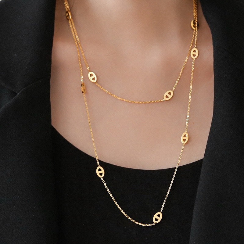 Collar Doble Capa Minimalista de Acero de Titanio en Forma de U para Suéter con Baño para Mujer