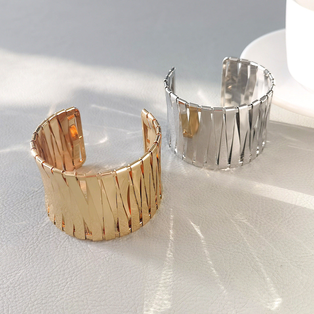 Pulsera de puño de aleación con diseño geométrico vanguardista, entrelazado y acabado galvanizado para mujer