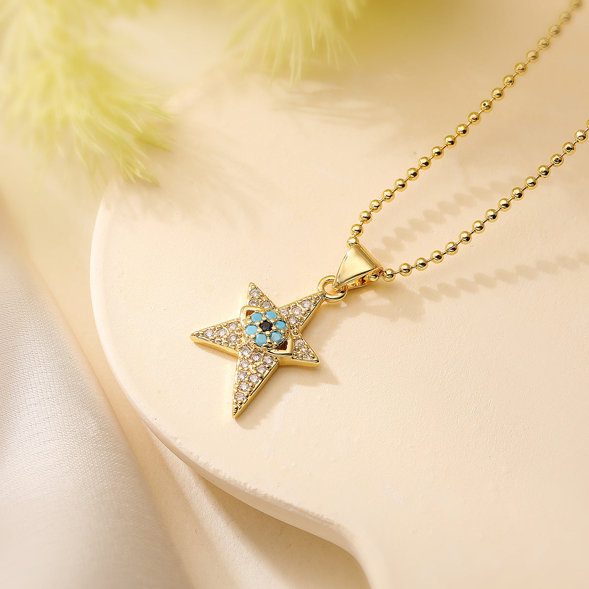 Collana con ciondolo a occhio di Allah geometrico irregolare e minimalista per donna in ottone placcato oro vero e intarsi di zirconi