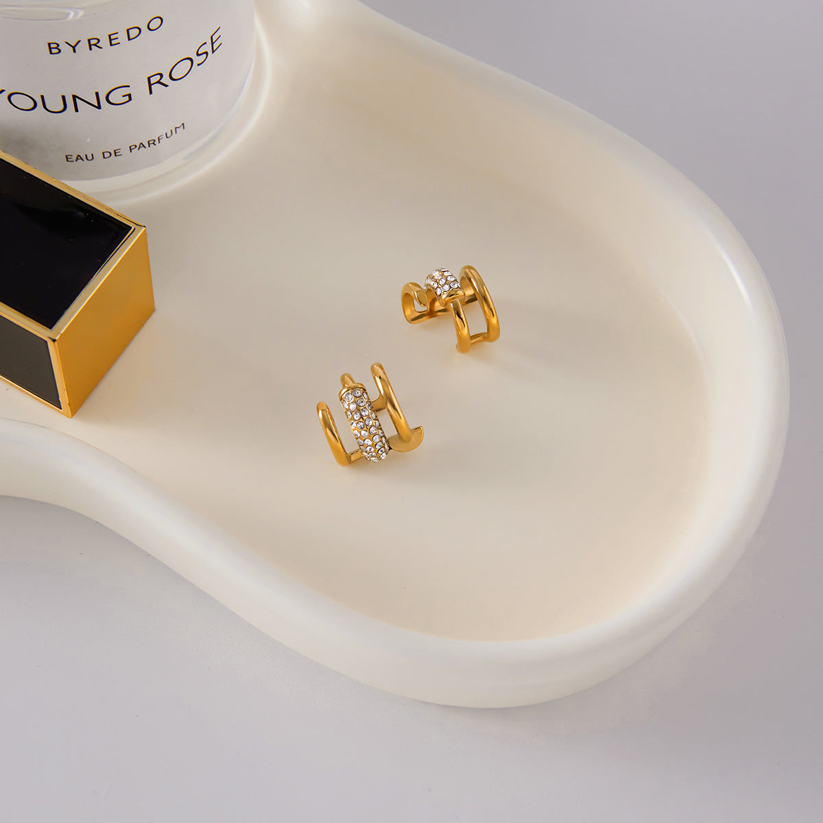 Pendientes de botón geométricos minimalistas de acero inoxidable para mujer con acabado chapado — Clips para el hueso del oído sin perforación para otoño e invierno