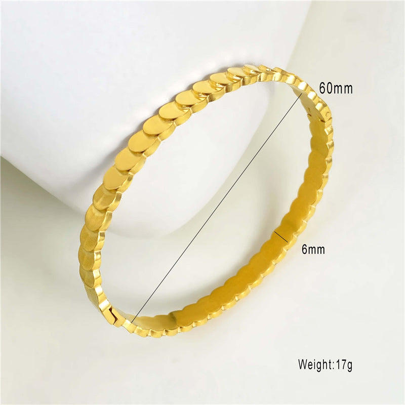 Bracciale Originale a Trifoglio Cavo in Acciaio al Titanio Placcato Oro con Texture a Squame