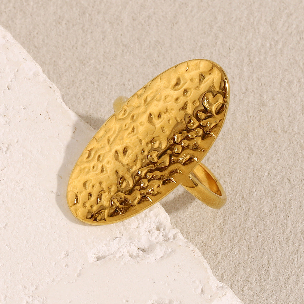 Anello ovale da donna in acciaio inossidabile placcato oro 18 carati con finitura martellata