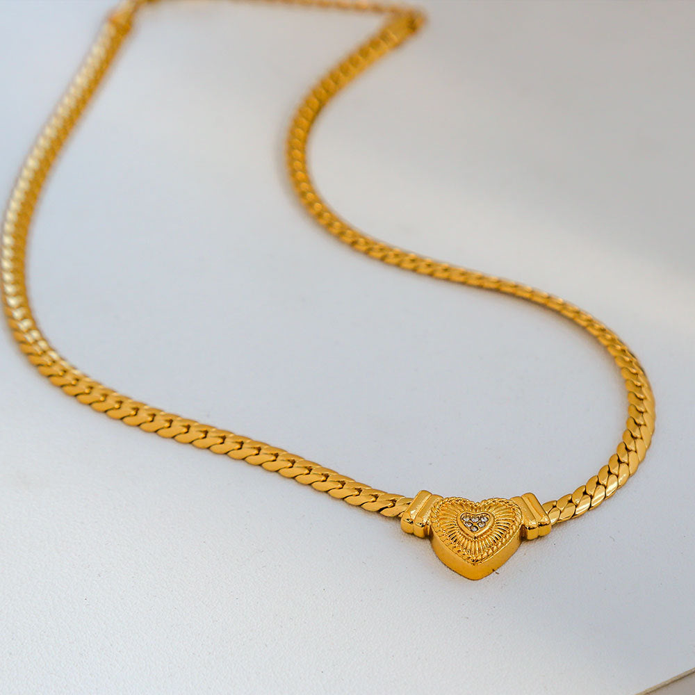 Collana con pendente a cuore minimalista in acciaio inossidabile con intarsio di strass e placcatura in oro da donna