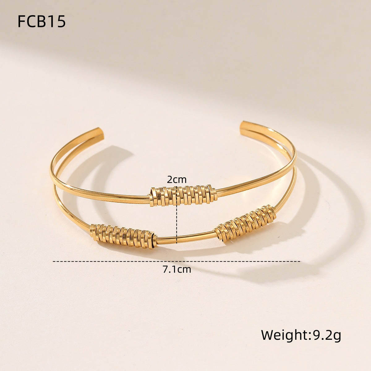 Bracciale Geometrico Intagliato in Acciaio al Titanio con Finitura Placcata, Gioiello di Moda Minimalista