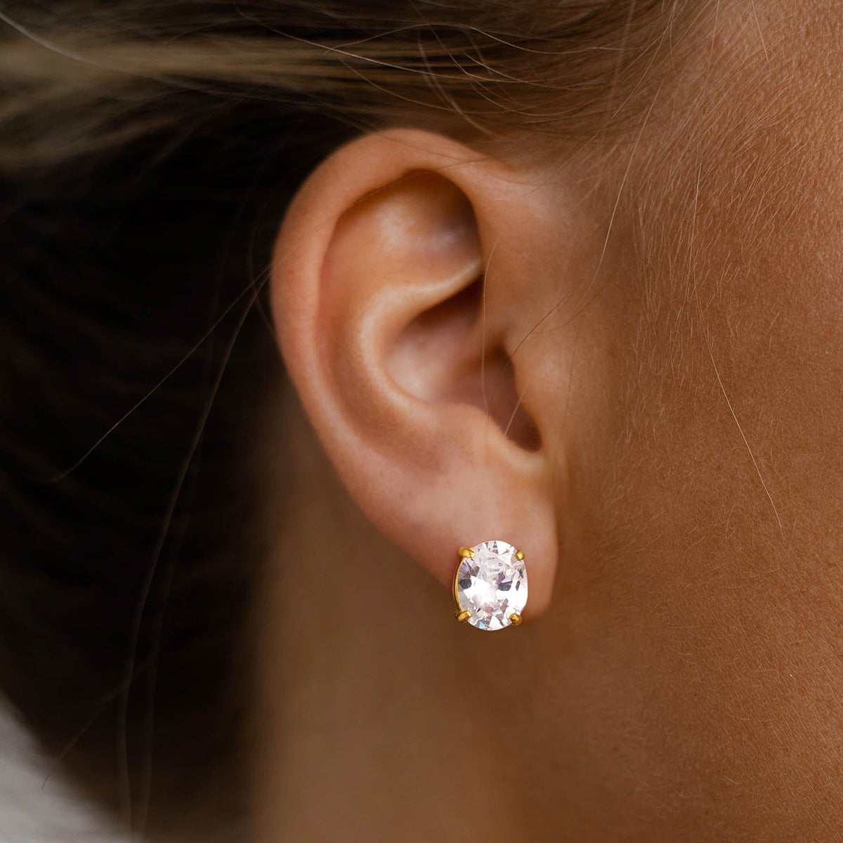 Orecchini a perno geometrici minimalisti in acciaio inossidabile con accenti di zirconi placcati in oro 18 carati da donna