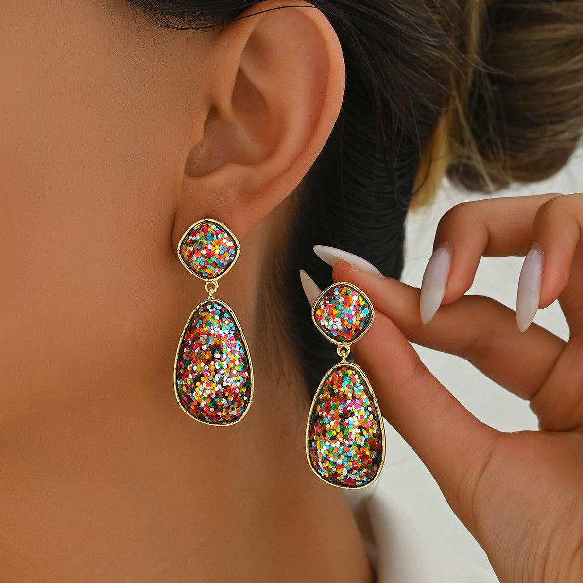 Pendientes minimalistas geométricos de aleación de zinc con circonitas y postes de acero inoxidable para mujer