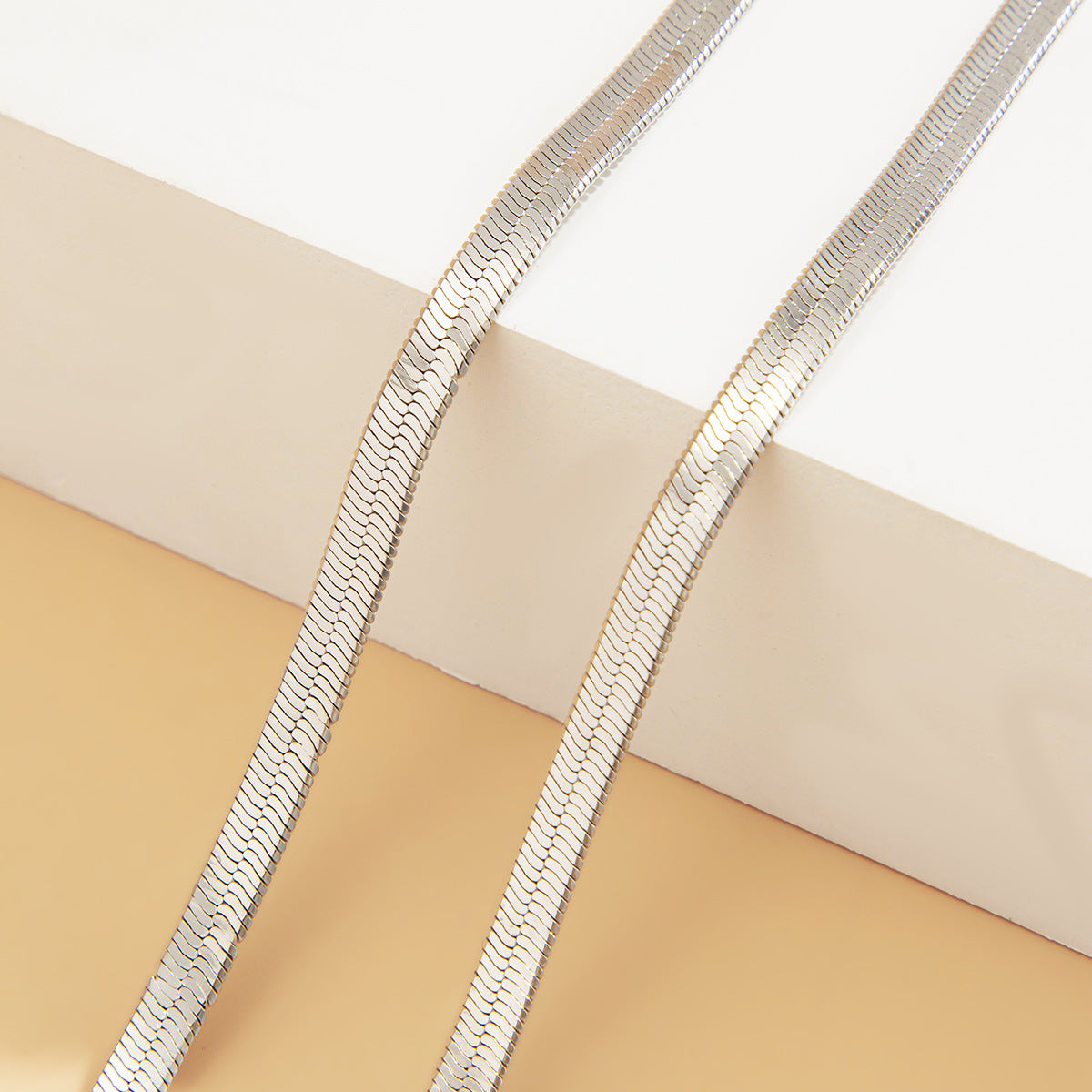 Collar Minimalista con Cadena de Serpiente en Forma de V para Mujer, Colgante Geométrico de Cobre con Acabado Galvanizado