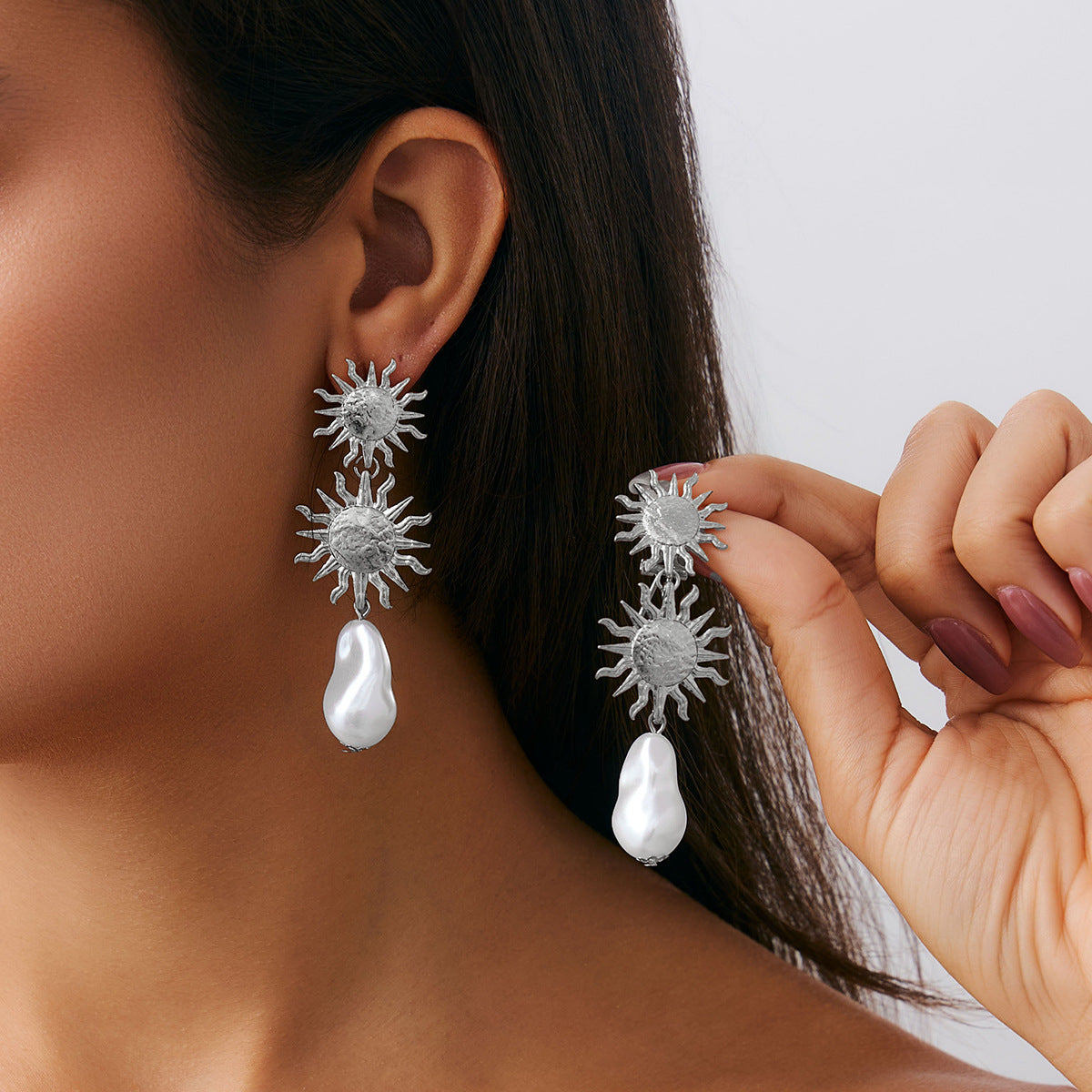 Pendientes Colgantes Florales de Girasol Vintage Exagerados en Aleación de Metal con Acabado Chapado y Hojas de Perlas Simuladas