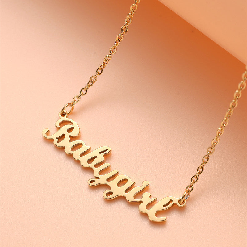 Collar de Acero Inoxidable con Forma de Letra Estilo Caricatura y Acabado Chapado para Mujer
