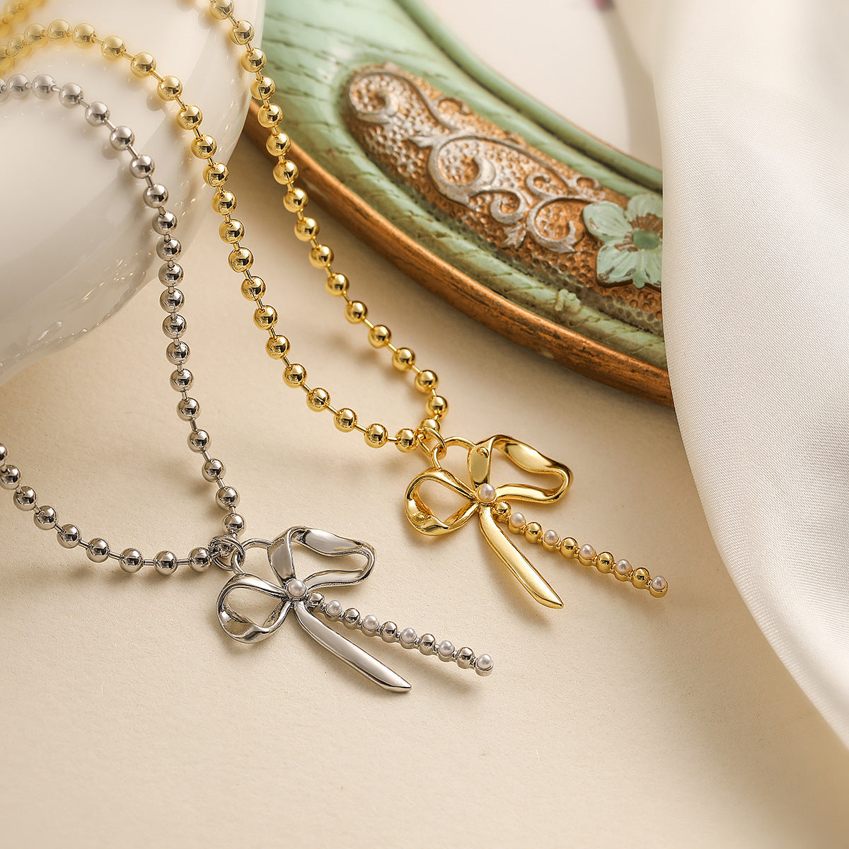 Collana da donna minimalista con fiocco, intarsio di perle e catena placcata oro in rame