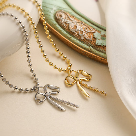 Collana da donna minimalista con fiocco, intarsio di perle e catena placcata oro in rame