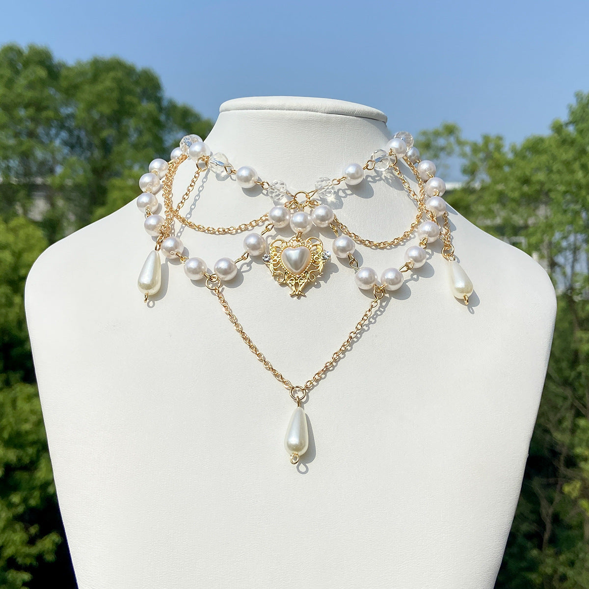 Collana con ciondolo a farfalla fragola rustico chic da donna con dettagli in perle sintetiche e frange su catena di perle