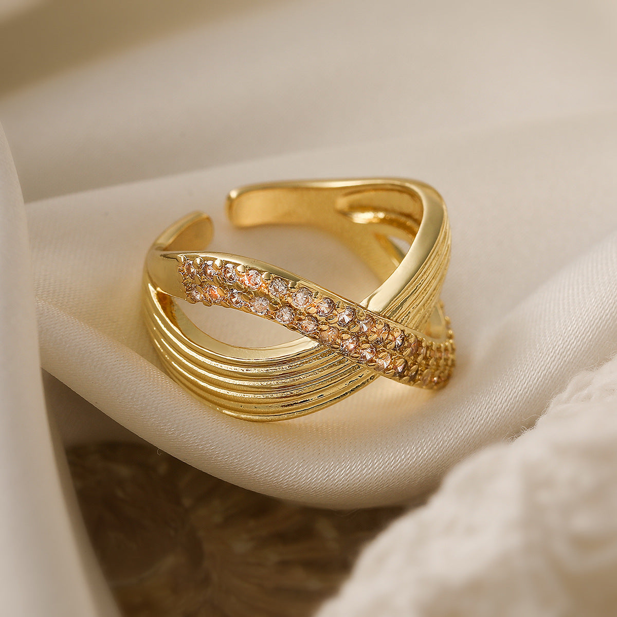 Anello Aperto Geometrico da Donna con Base in Rame Placcata Oro 18K e Zirconi Micro-Incastonati