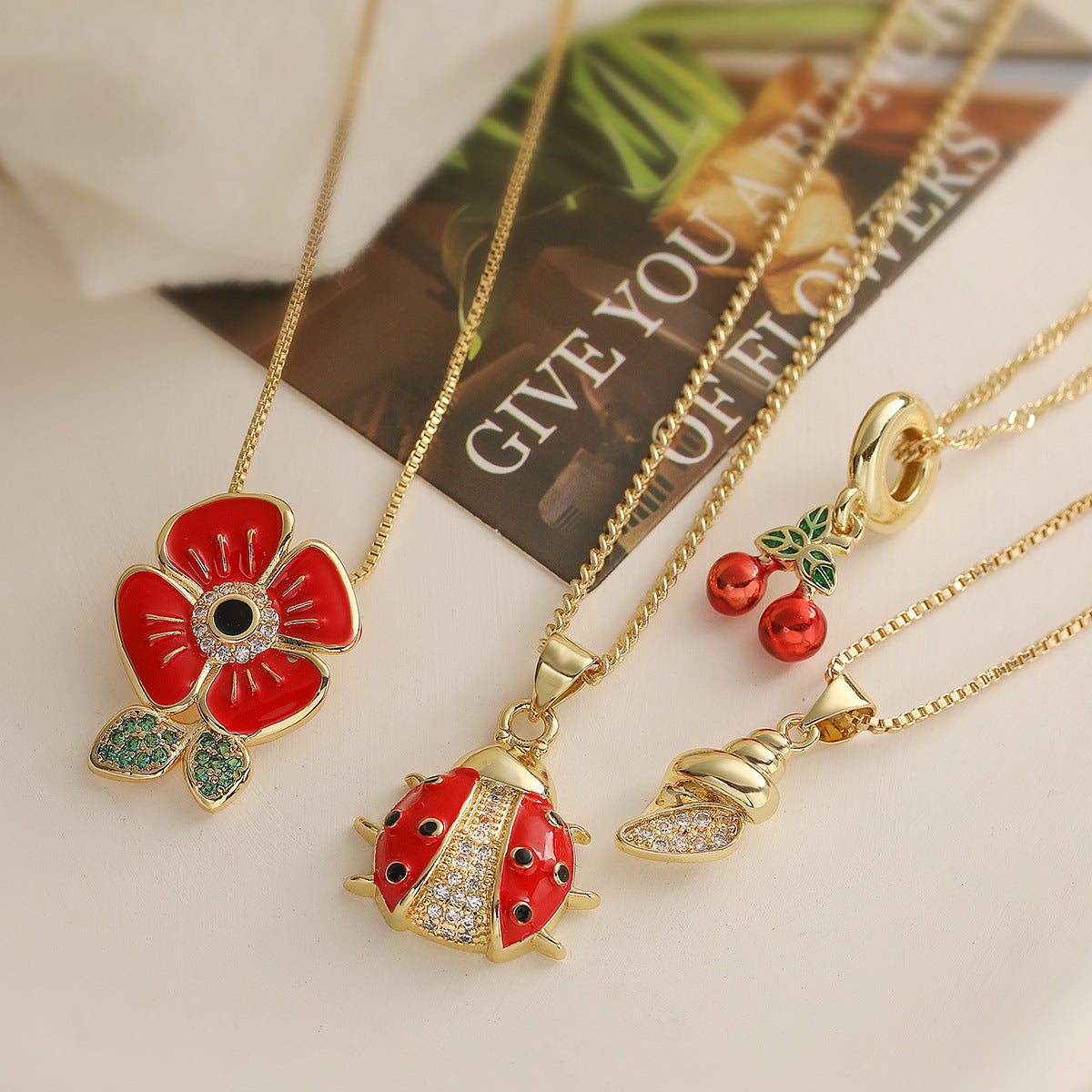 Collana con Ciondolo a Coccinella Floreale Irregolare Minimalista in Rame Placcato Oro 18K e Finitura a Smalto